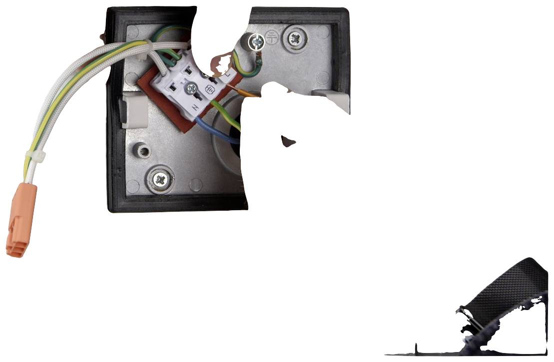 'Beschädigte elektrische Anschlussdose mit freiliegenden Drähten und einer gebrochenen Außenabdeckung.'