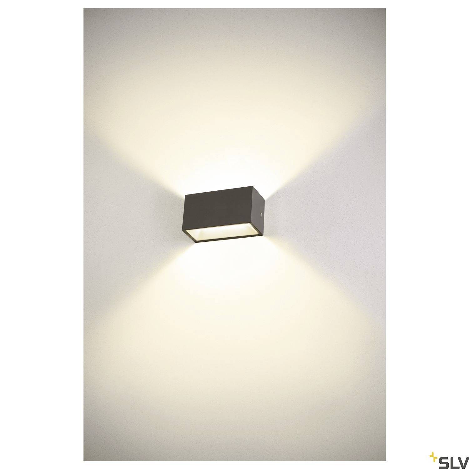 Schwarz-weiße Wandlampe wirft weiches Licht nach oben und unten, schafft stimmungsvolle Beleuchtung. Geeignet für moderne Innenräume.