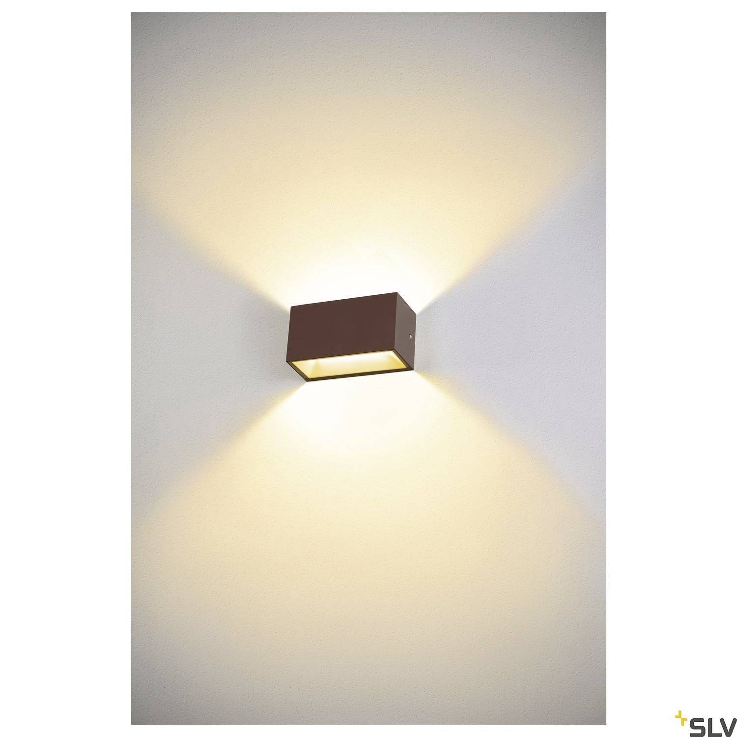 Wandlampe mit rechteckigem Gehäuse strahlt sanftes Licht nach oben und unten aus. Modernes, minimalistisches Design.