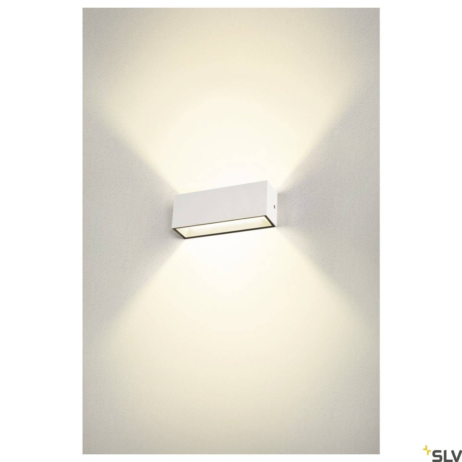 Weiße Wandleuchte mit rechteckigem Gehäuse, die warmes Licht nach oben und unten an die Wand strahlt.