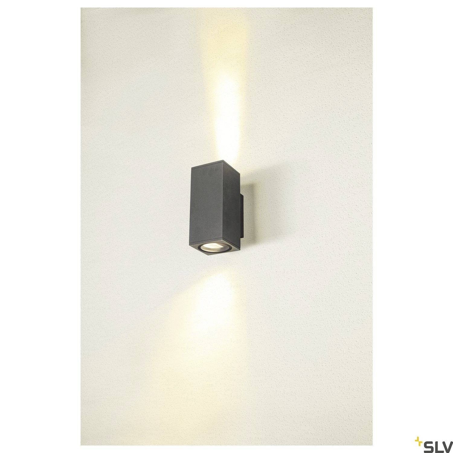 Eine moderne Wandleuchte mit rechteckigem, grauem Gehäuse, die warmes Licht nach oben und unten abstrahlt; geeignet für Innenbereiche.