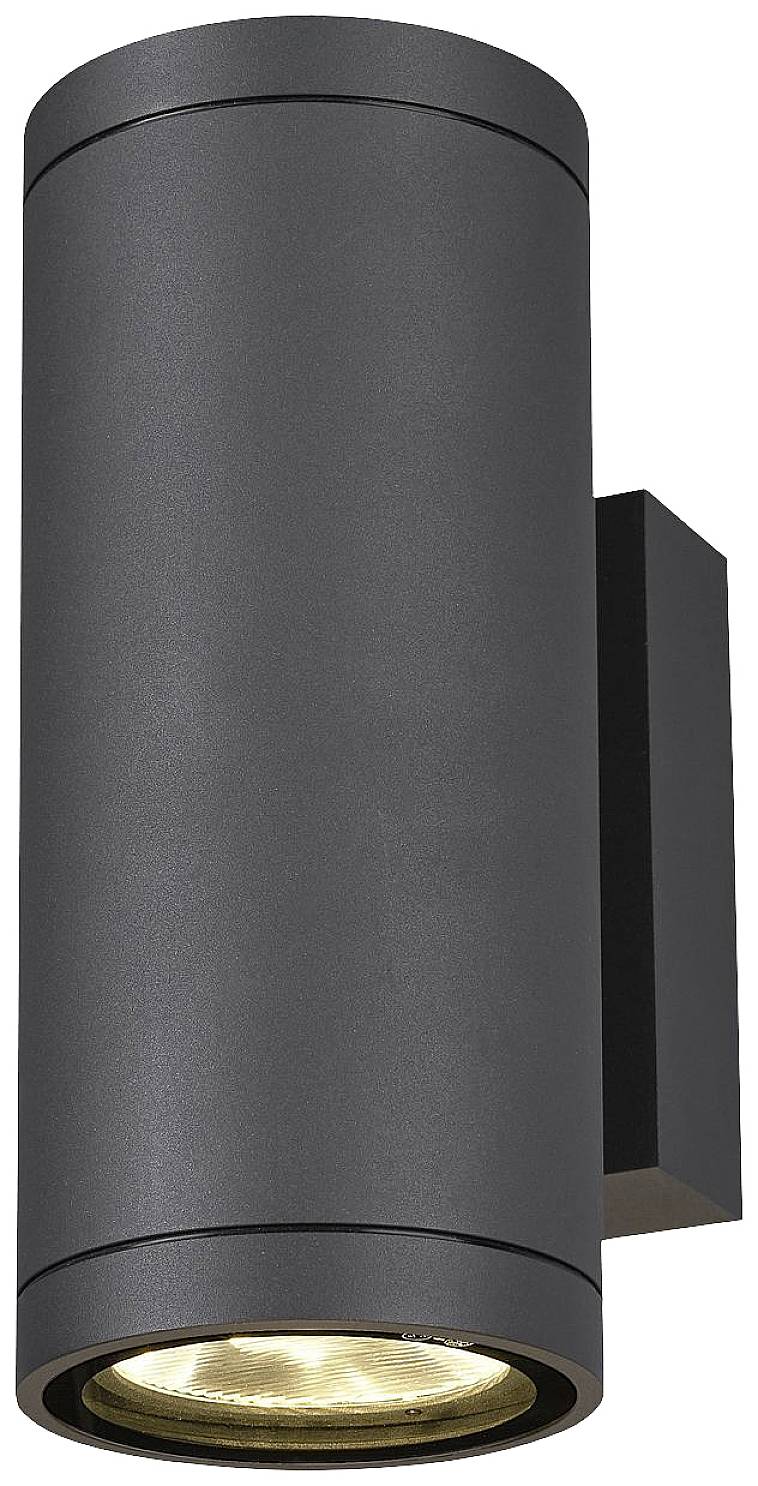 Schwarze, zylindrische Außenleuchte an der Wand montiert, strahlt Licht nach unten. Ideal für die Außenbeleuchtung von Gebäuden.