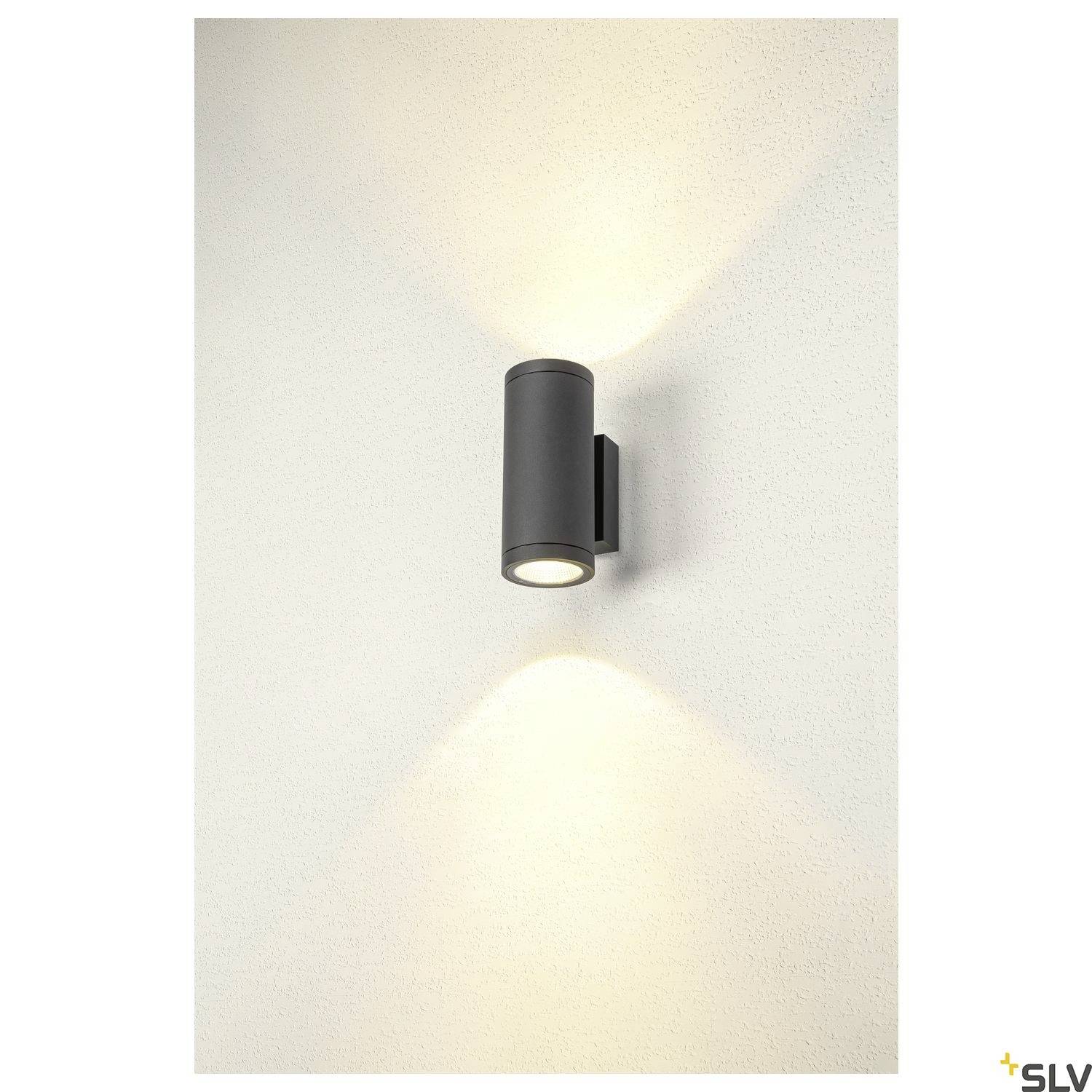 Wandleuchte an einer Wand. Leuchtet nach oben und unten, erzeugt Lichtkegel an der Wandoberfläche.