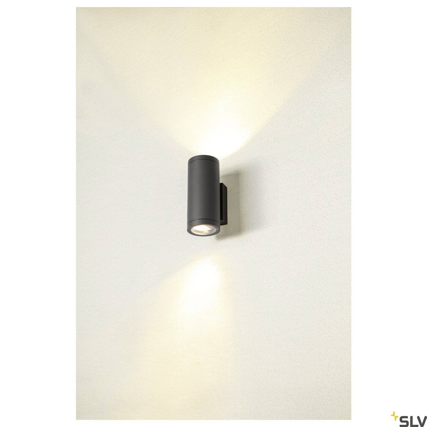'Wandleuchte' in zylindrischer Form erzeugt Lichtstrahlen nach oben und unten, schafft ein elegantes und modernes Ambiente.