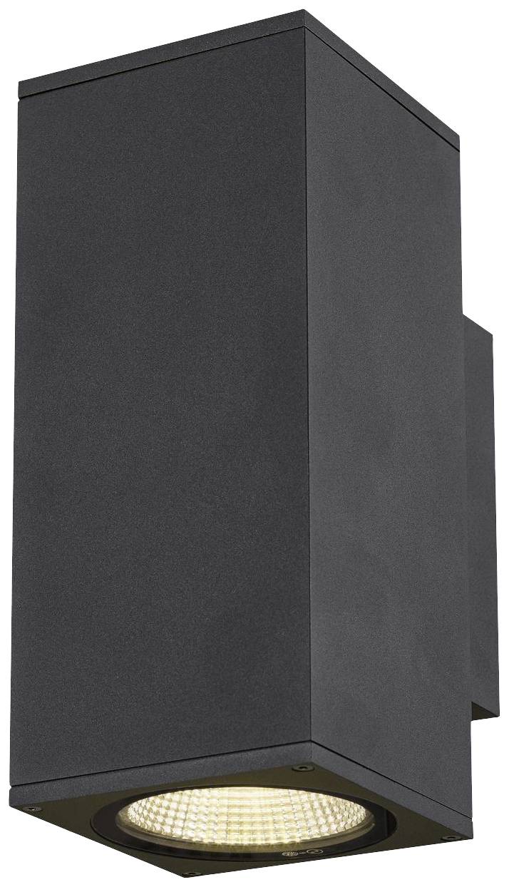 Eine moderne, schwarze Wandleuchte mit rechteckigem Gehäuse leuchtet nach unten. Ideal für Außenbeleuchtung an Gebäudefassaden.