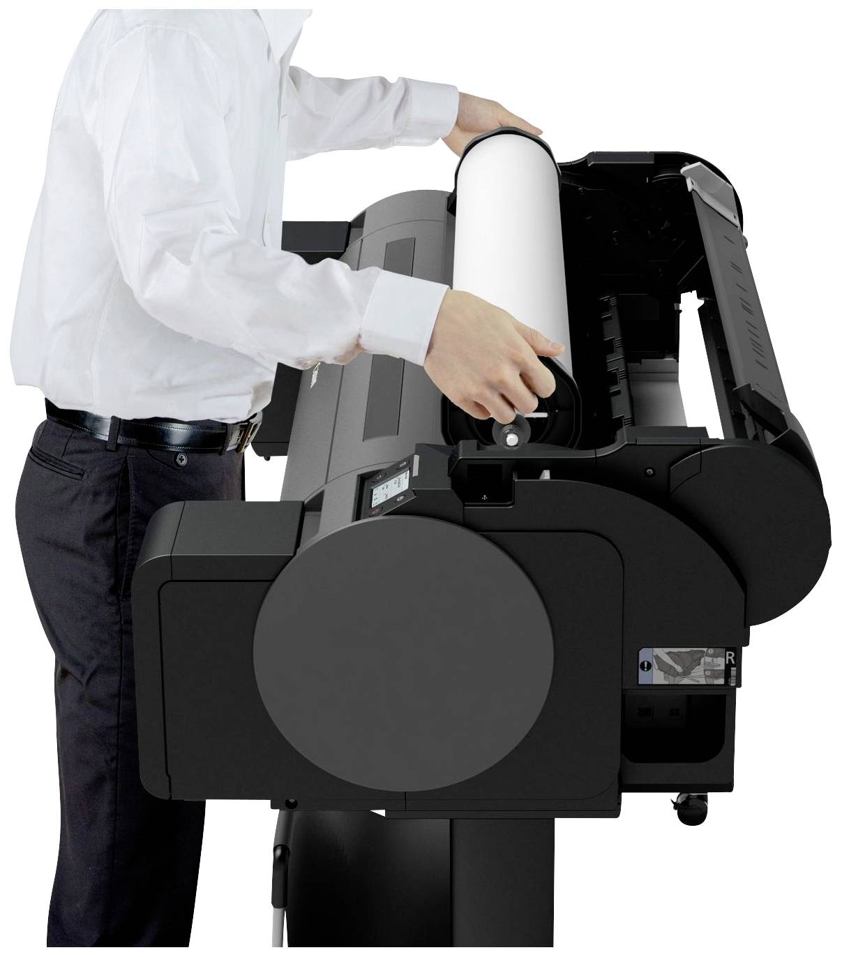 Eine Person legt eine Papierrolle in einen großen Drucker oder Plotter ein. Der Drucker ist schwarz und wird von links betrachtet.