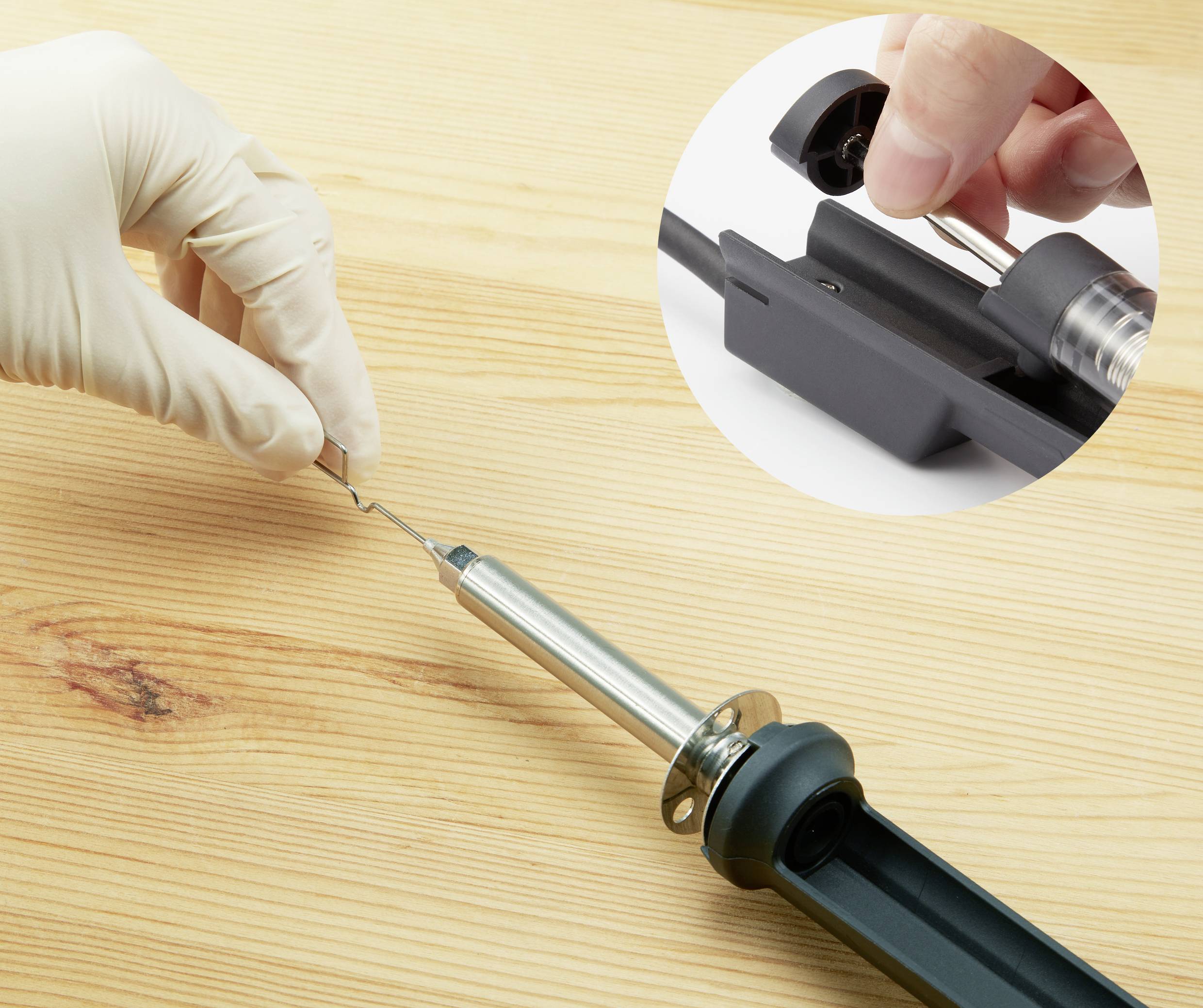 Eine Person mit Handschuh hält eine Lötspitze. Im Einsatzbild wird gezeigt, wie eine Ersatzspitze richtig in den Lötkolben eingesetzt wird.