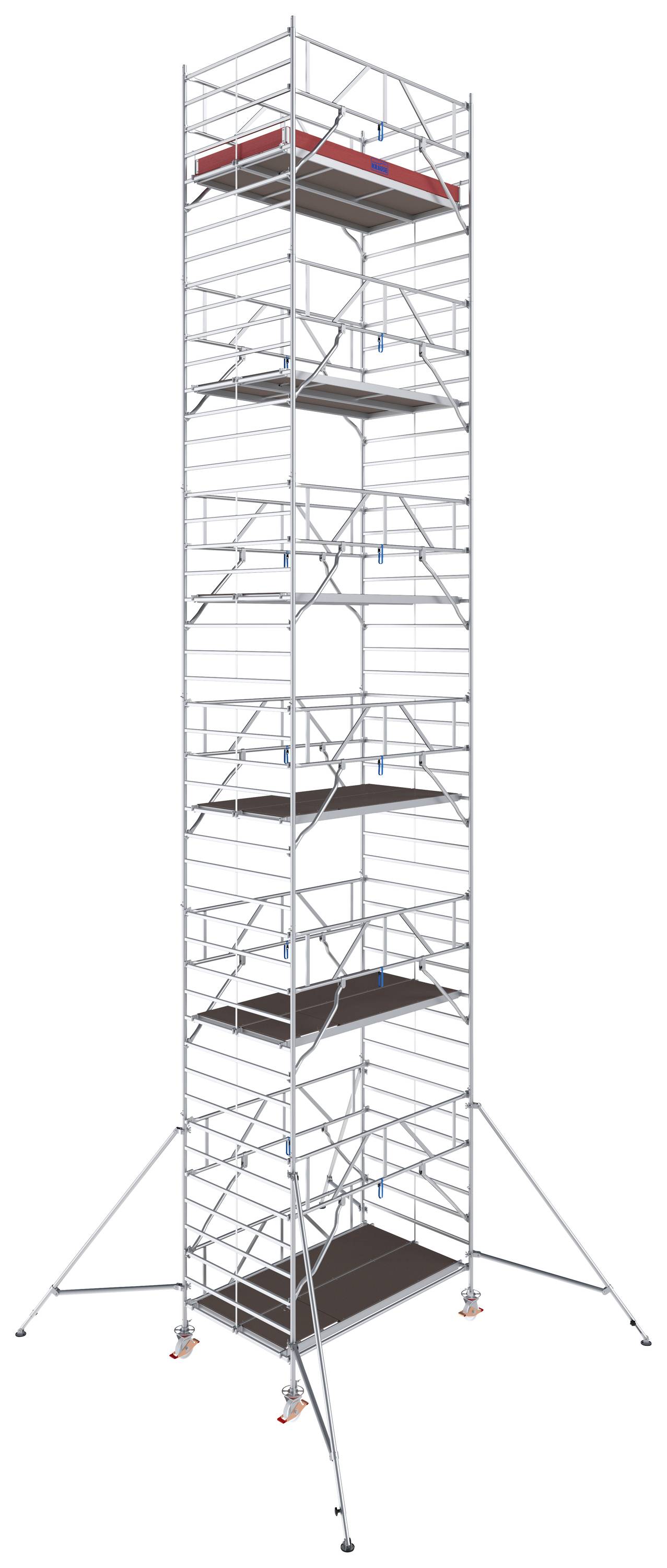 Ein hohes Baugerüst mit mehreren Plattformen, gesichert durch diagonale und horizontale Streben, steht auf ausziehbaren Stützen.