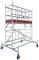 Ein silbernes Aluminiumgerüst mit roten Plattformen auf Rollen, geeignet für Arbeiten in der Höhe. Struktur hat Sicherheitsgeländer und eine stabile Basis.