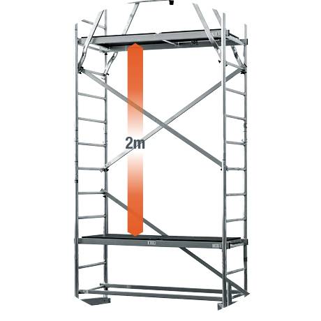 Bild eines Aluminiumgerüsts mit zwei Plattformen, die durch eine vertikale rote Linie und '2m' markiert sind,  zur Höhenmessung.