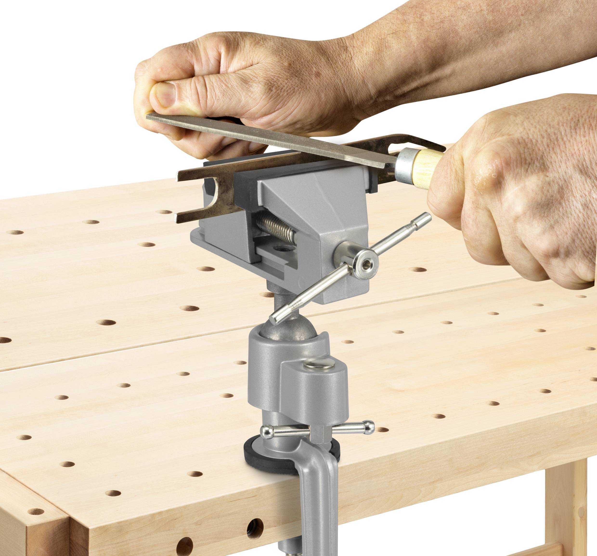 Eine Person feilt Metall in einem Schraubstock auf einer Werkbank. Hände halten die Feile präzise, um das Metallstück zu bearbeiten.