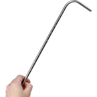 Eine Hand hält eine Metallabzweigleiter, die zum Ablassen von Flüssigkeiten verwendet wird. Sie hat eine L-Form mit mehreren Löchern.
