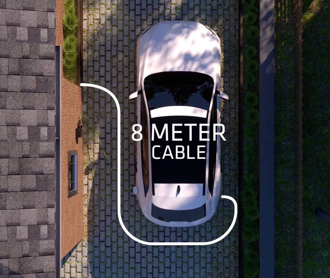 Auto in enger Einfahrt mit Ladekabelangabe '8 Meter Kabel'.