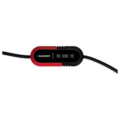 Ein Ladegerät von Blaupunkt mit roten und schwarzen Elementen. Es hat LED-Anzeigen für den Betriebsstatus und zwei Kabelanschlüsse.