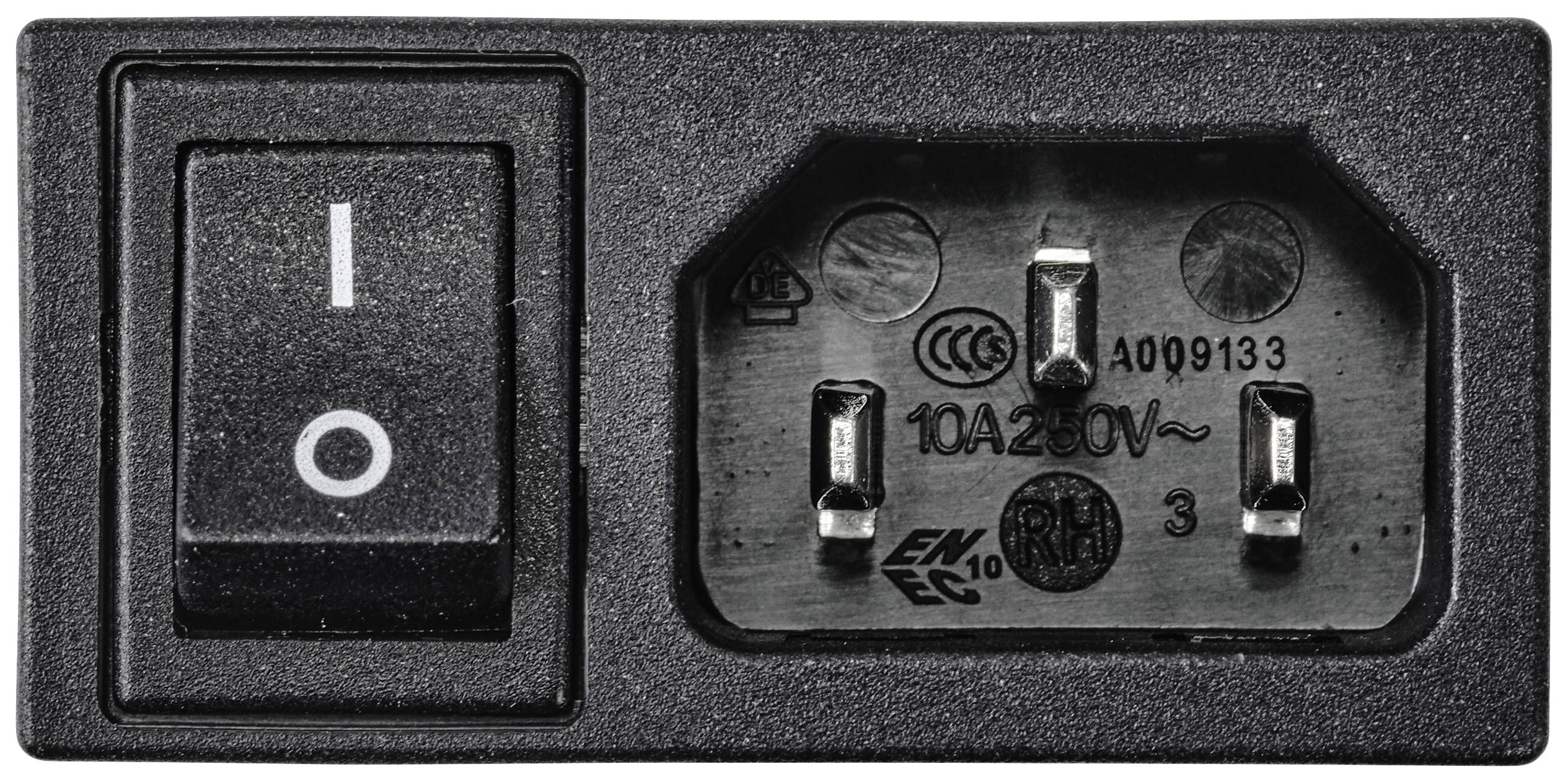 Netzschalter mit EU-Stromanschluss. Links: Ein-/Ausschalter mit Symbolen ‚I‘ und ‚O‘. Rechts: Dreipolige Buchse für IEC-Kabel.