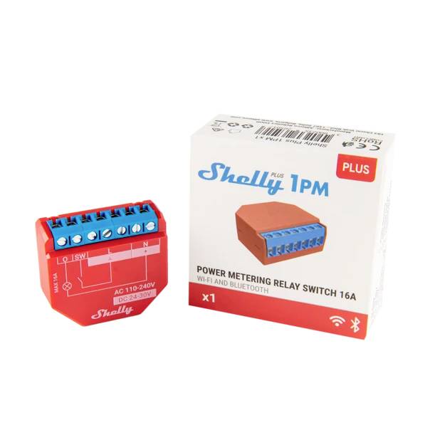 Rotes Shelly Plus 1PM Modul vor weißem Karton. Gerät zur Leistungsmessung und Fernsteuerung mit Wi-Fi/Bluetooth, 16A Kapazität.