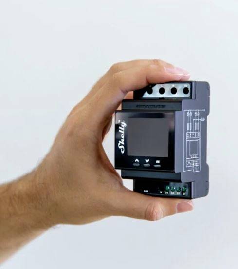 Hand hält ein kleines elektronisches Gerät mit Display, das zur Steuerung oder Messung verwendet wird. Gerät zeigt keine aktive Anzeige.