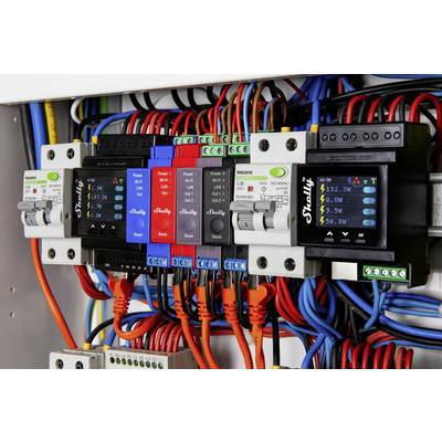Ein Schaltschrank mit mehreren digitalen Strommessgeräten und bunten Kabeln, die verschiedene Stromkreise und Messwerte anzeigen.