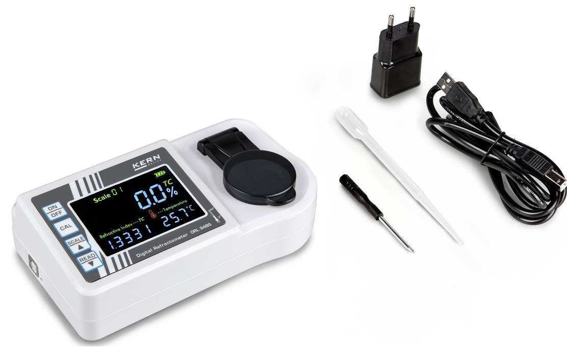 Elektronisches Refraktometer mit Anzeige von Brix-Wert und Temperatur. Zubehör: Pipette, Schraubenzieher, Netzteil und USB-Kabel.