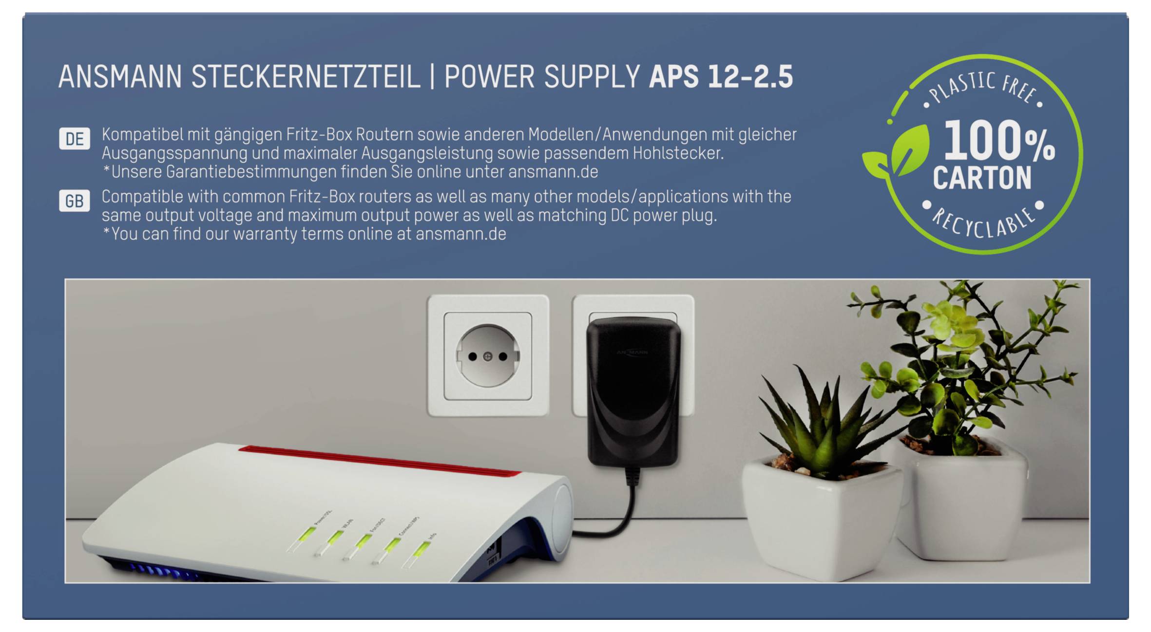 'Ansmann Steckernetzteil APS 12-2.5' zeigt ein Netzteil neben einer Steckdose und einem Router. Hinweis auf Plastikfreiheit und Karton-Recycling. Kompatibilität mit Fritz-Box-Routern betont.