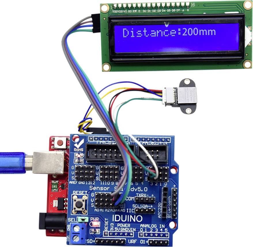 Arduino-Board mit angeschlossenem Ultraschallsensor und Display, das die Entfernung '200mm' zeigt.