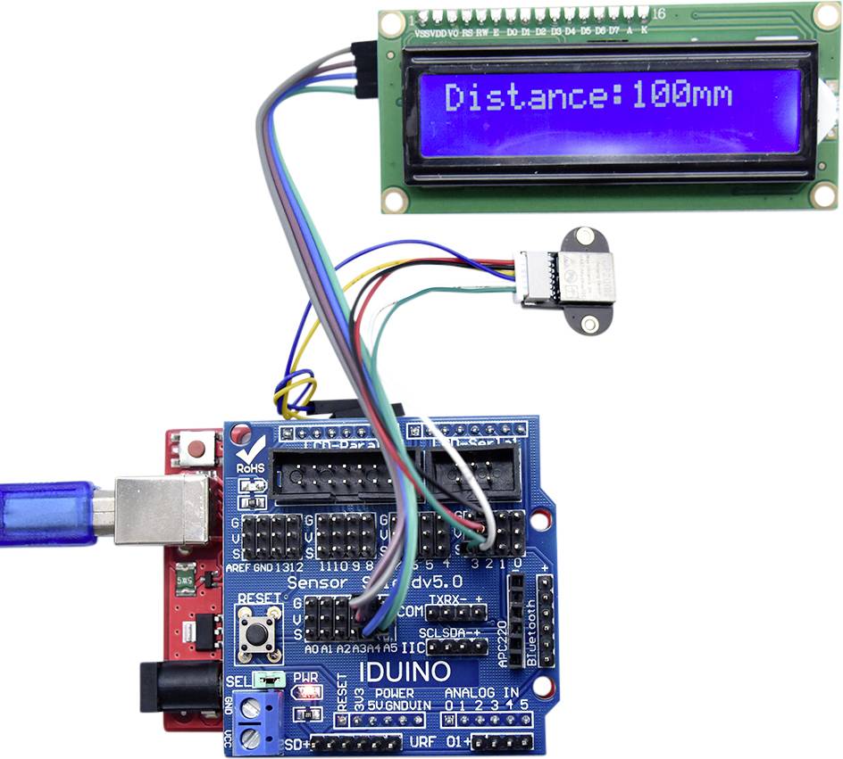 Arduino-Board mit angeschlossenem Ultraschallsensor zeigt 'Distanz: 100mm' auf einem Display.