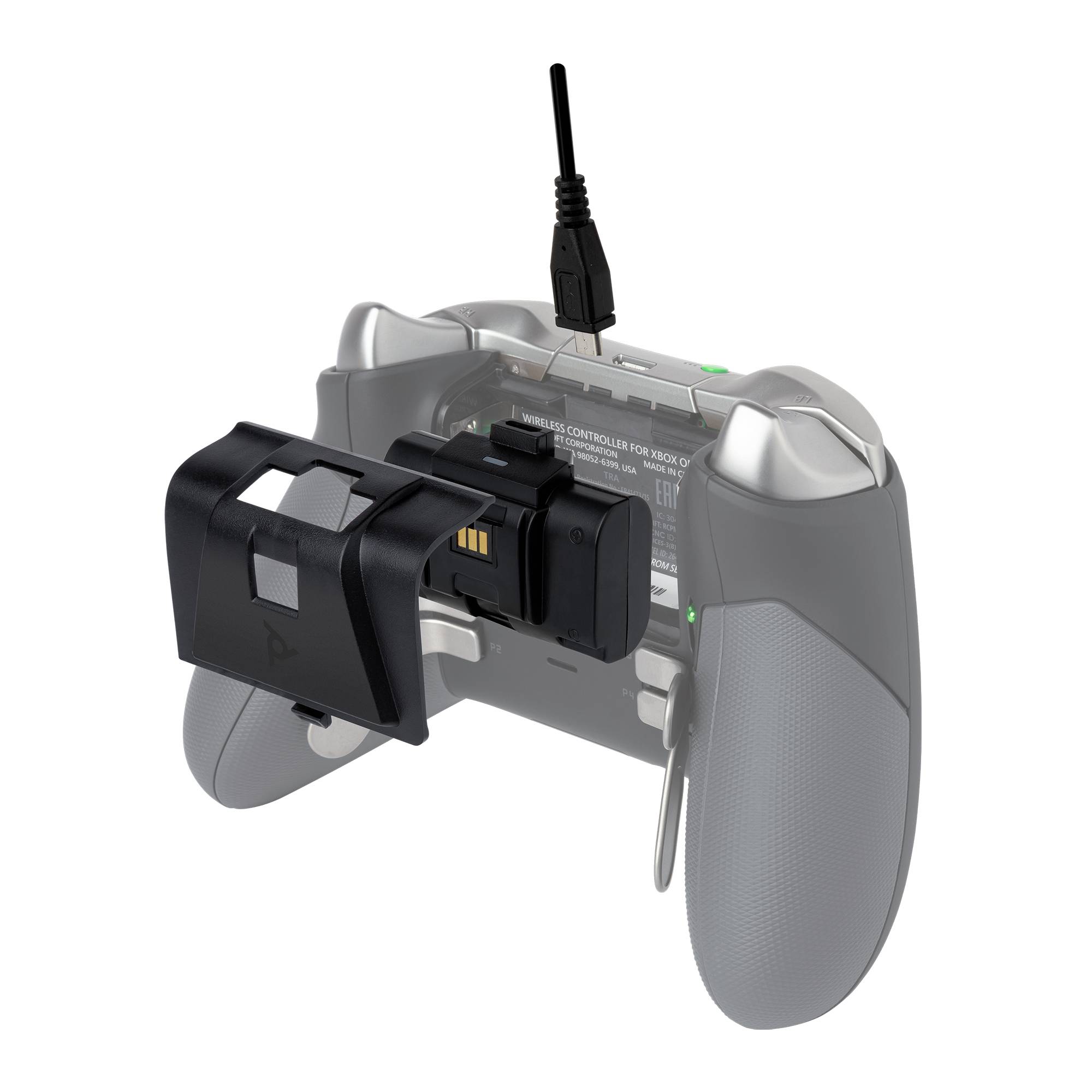 Rückansicht eines grauen Spielcontrollers mit angeschlossenem Ladekabel und zusätzlichem Gerät auf der Rückseite.