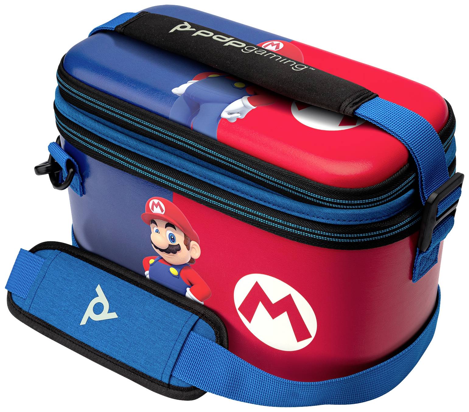Eine rote und blaue Tragetasche mit 'Mario'-Design und einem Tragegurt, geeignet für Gaming-Zubehör oder tragbare Konsolen.