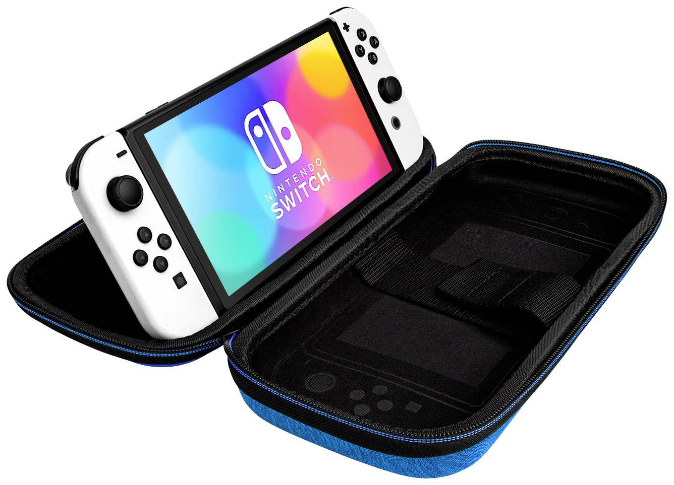 Eine Nintendo Switch mit weißen Controllern wird in einem geöffneten, schwarz-blauen Etui gezeigt. Der Bildschirm zeigt das Nintendo Switch-Logo.