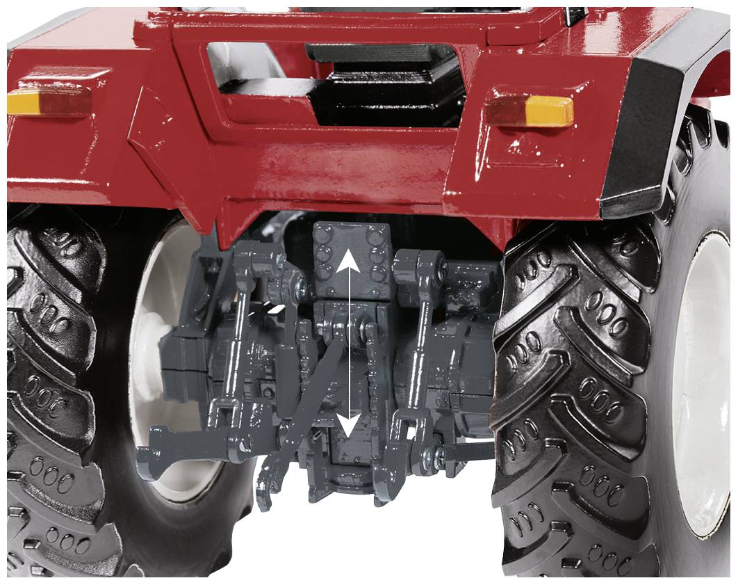 'Nahaufnahme der Hinterräder eines roten Traktors mit detailreicher Darstellung der Bereifung und Aufhängungskomponenten.'