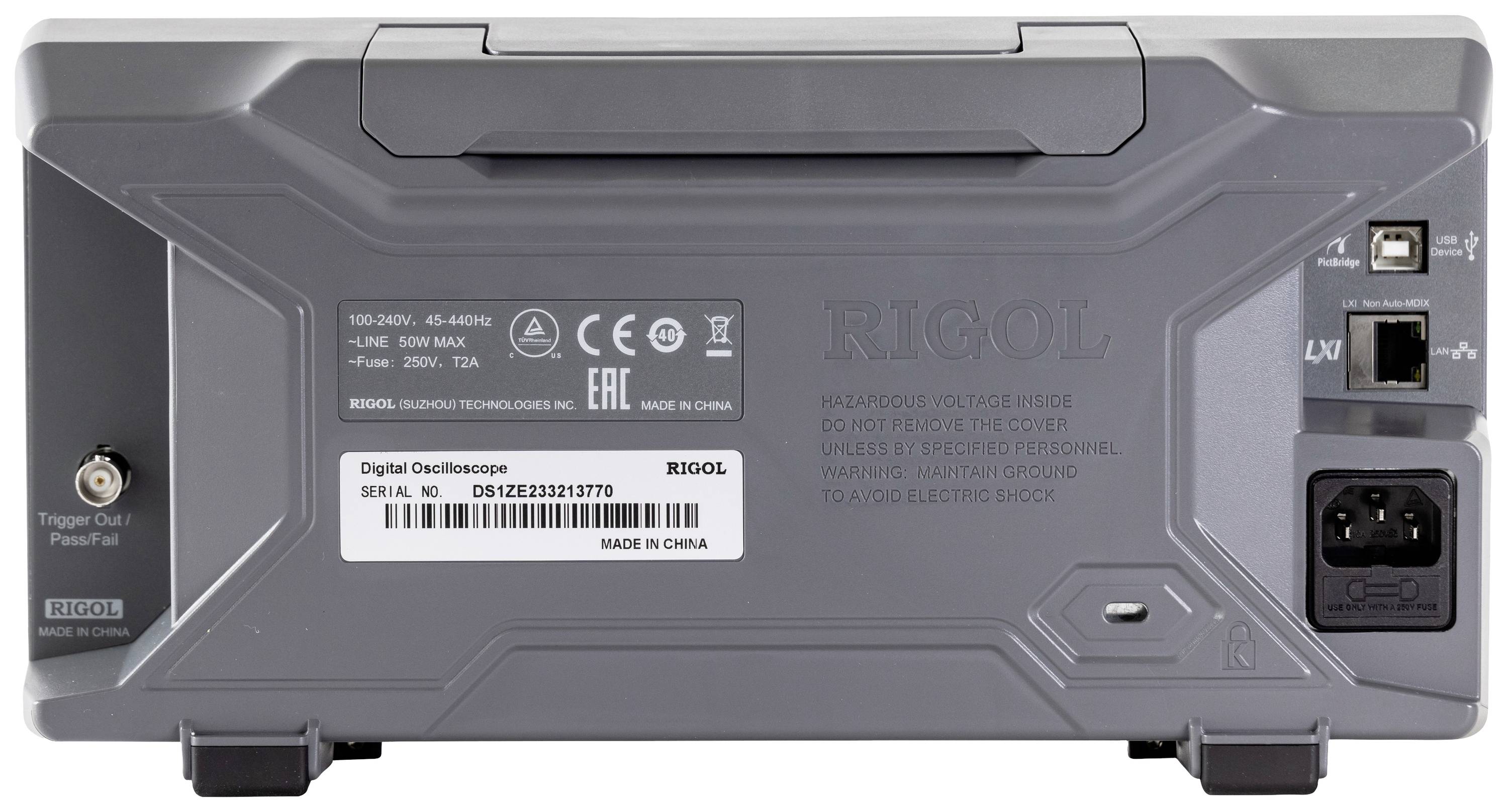 'Rückseite eines digitalen Oszilloskops mit Anschlüssen, Netzstecker, und Typenschild. Seriennummer und technische Details sind sichtbar.'