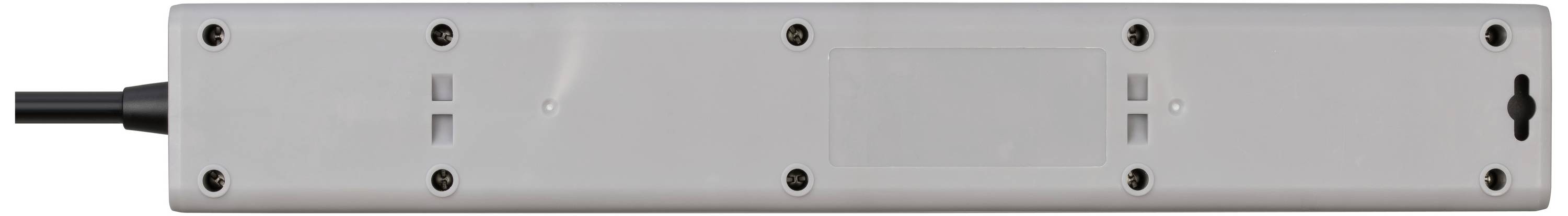 Eine weiße, sechsfache Steckdosenleiste mit schwarzem Kabel. Die Steckdosen sind gleichmäßig verteilt.