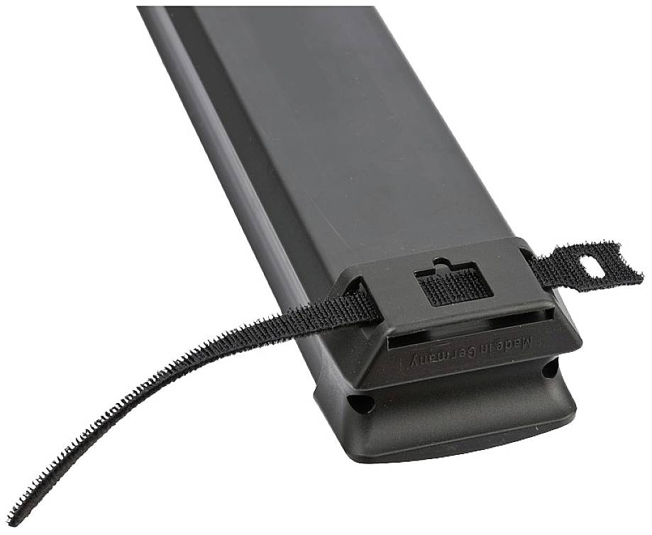 Ein rechteckiger, schwarzer Kabelkanal aus Kunststoff mit einem Klettverschluss, der zur Kabelorganisation dient.