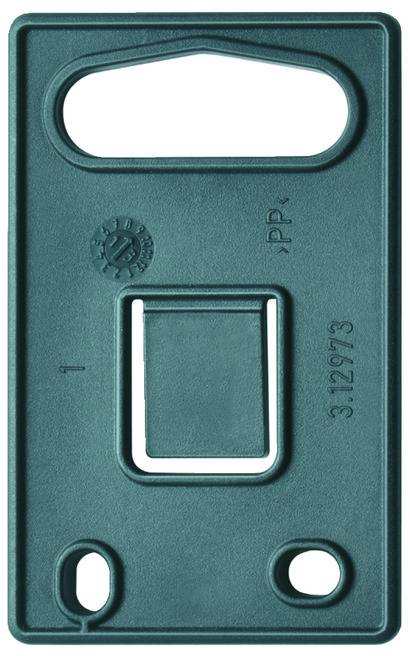 Grünes Plastikteil mit rechteckiger und ovaler Öffnung, geprägt mit Zahlen und Buchstaben. Möglicherweise ein Teil eines Schlosses oder Halters.