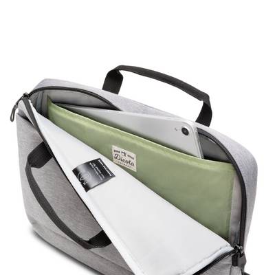 Eine graue Laptoptasche mit Reißverschluss ist geöffnet und zeigt ein grünes Fach, das einen Laptop beherbergt.