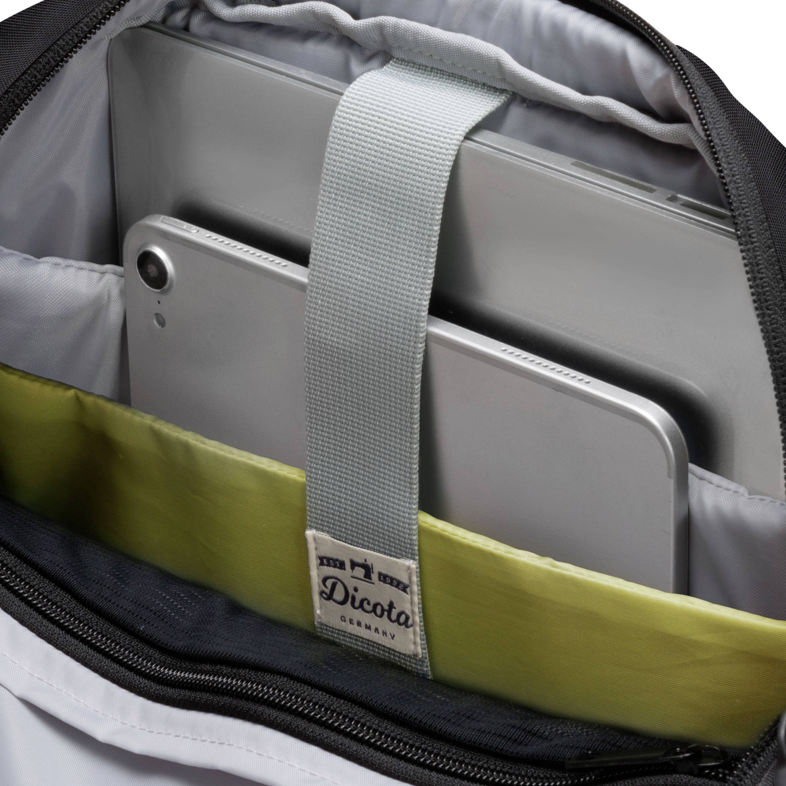 Ein Laptop und ein Tablet in einer gepolsterten Tasche. Die Tasche ist geöffnet und zeigt ein Etikett mit der Aufschrift 'Dicota Germany'.