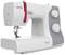 Nähmaschine in Weiß, seitliche Ansicht. Links das Nähteil, rechts graue Steuerknöpfe. Roter Akzent mit Aufschrift 'Veritas'.