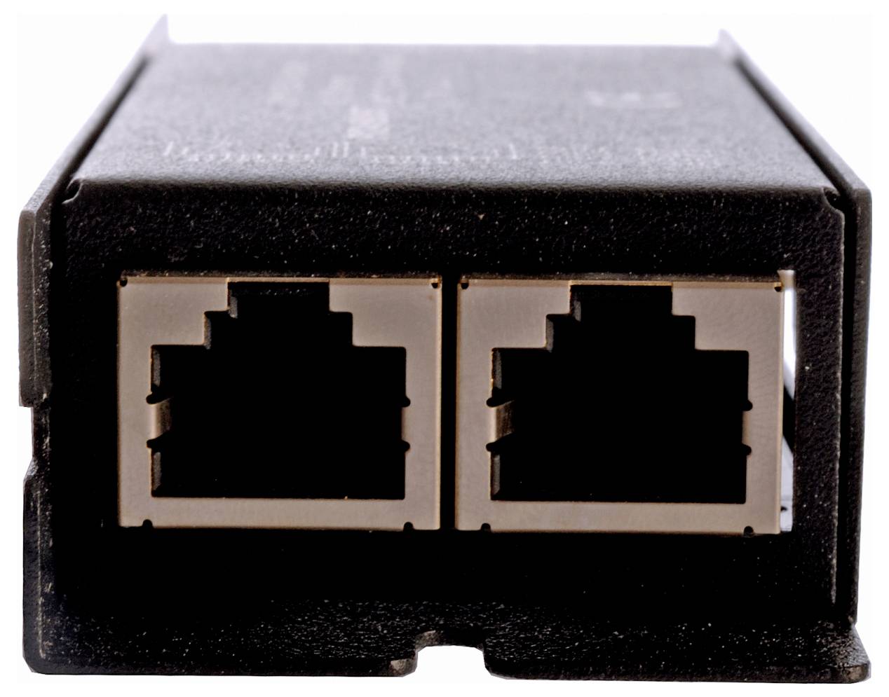 Nahaufnahme eines schwarzen Dual-Ethernet-Adapters mit zwei leeren RJ45-Buchsen.