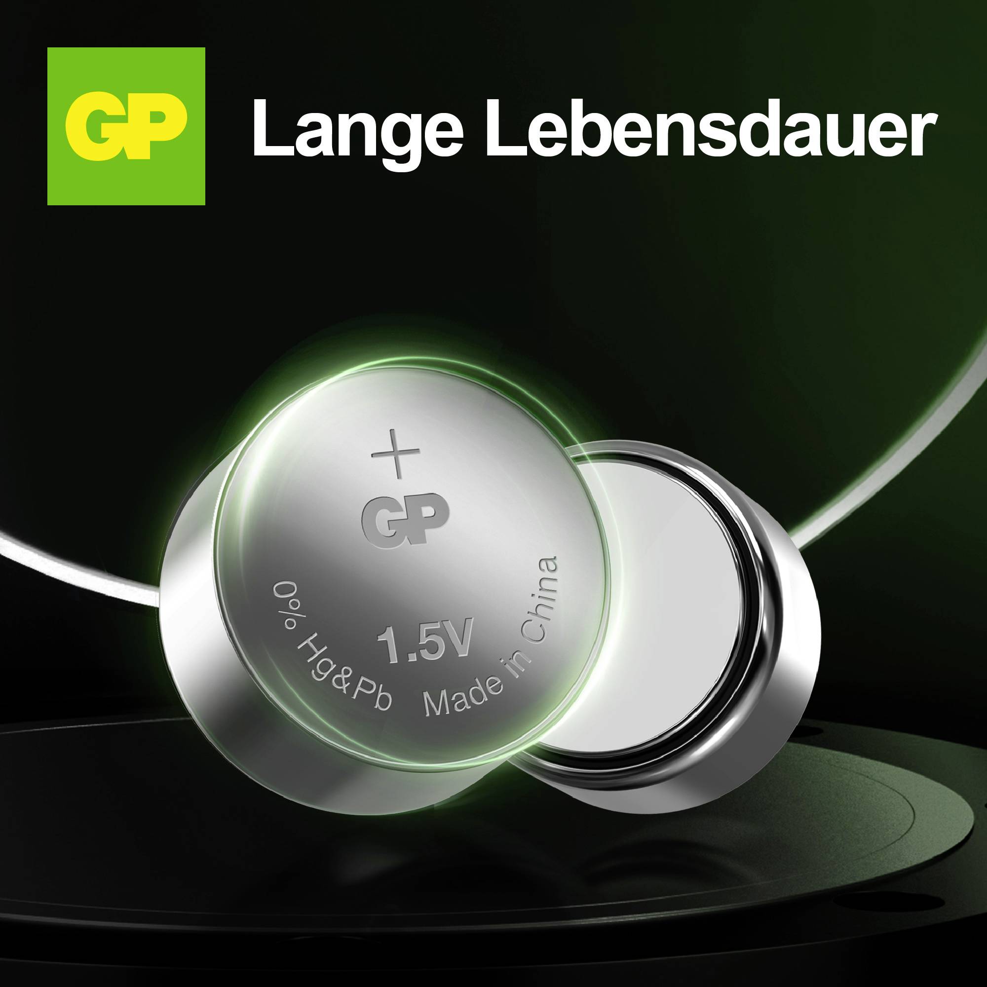 Werbeabbildung für GP-Batterien mit der Aufschrift 'Lange Lebensdauer'; zwei silberne 1,5-V-Knopfzellen auf dunklem Hintergrund.