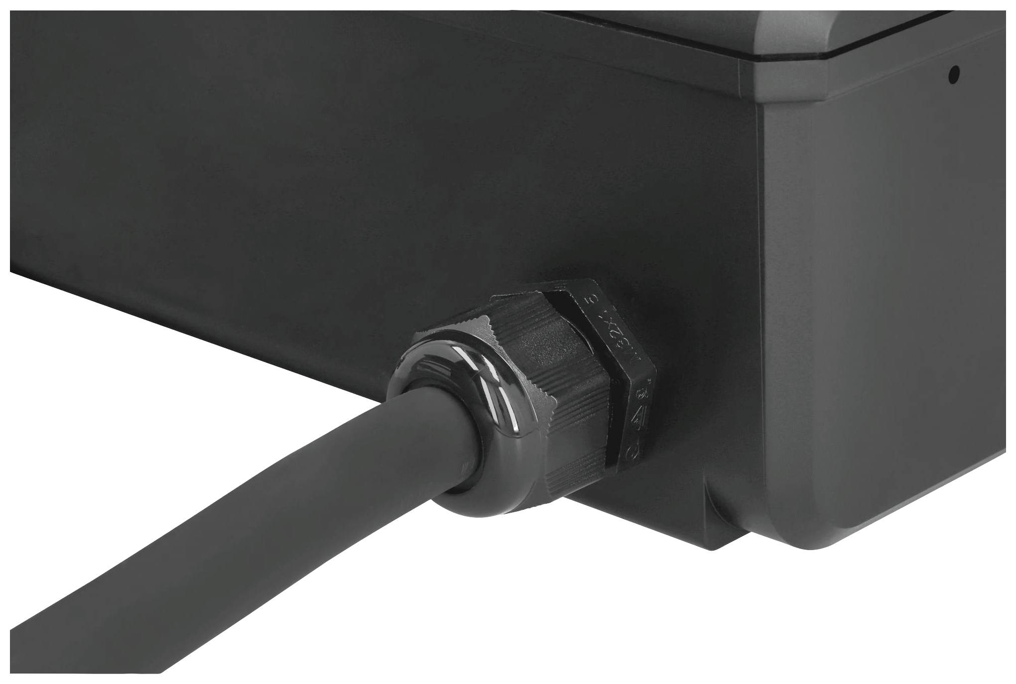 Ein schwarzes Kabel ist an eine schwarze Box angeschlossen, wobei das Kabel durch eine schraubbare Kabelverschraubung gesichert ist.