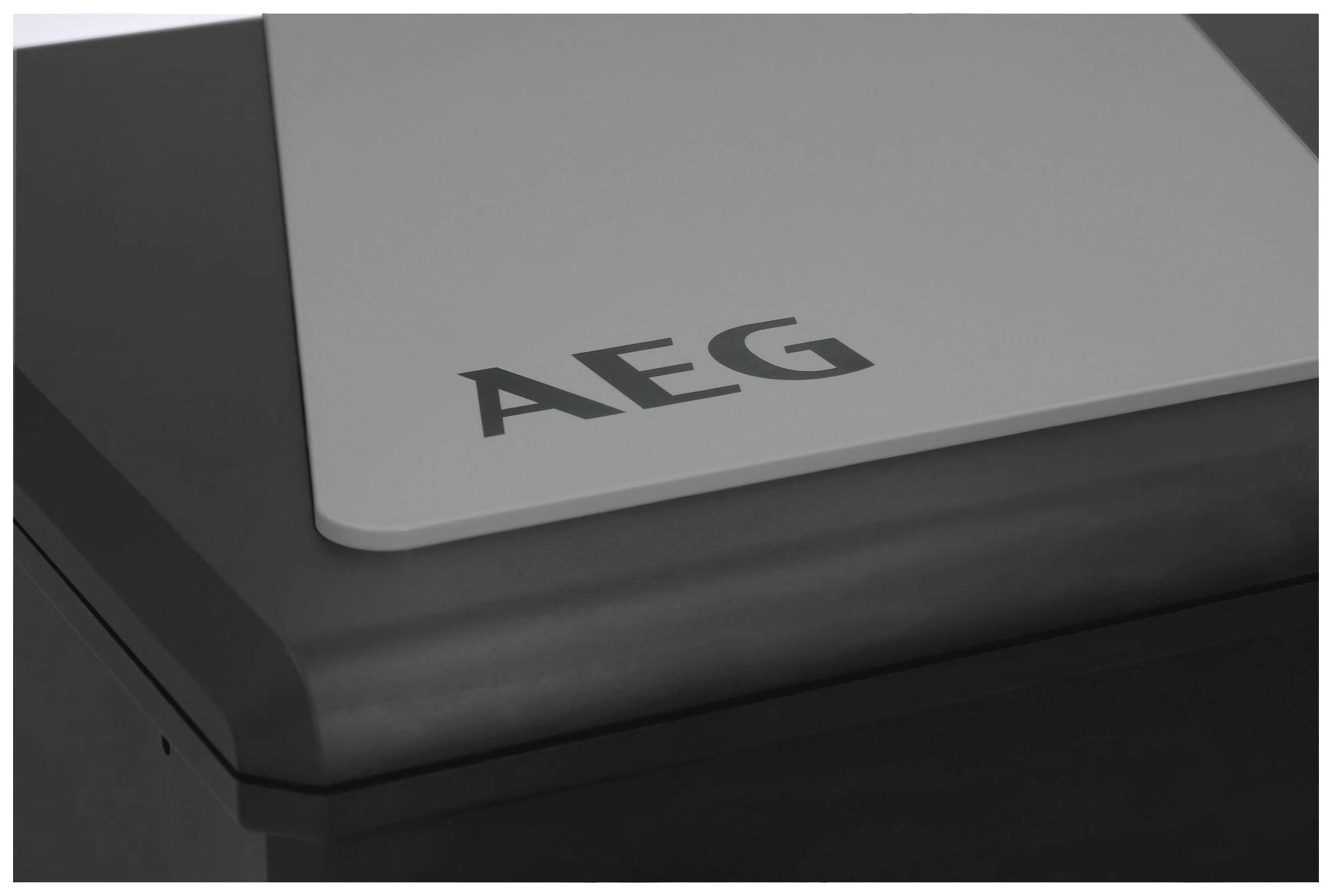 'AEG'-Logo auf einem grauen und schwarzen Haushaltsgerät erkennbar.