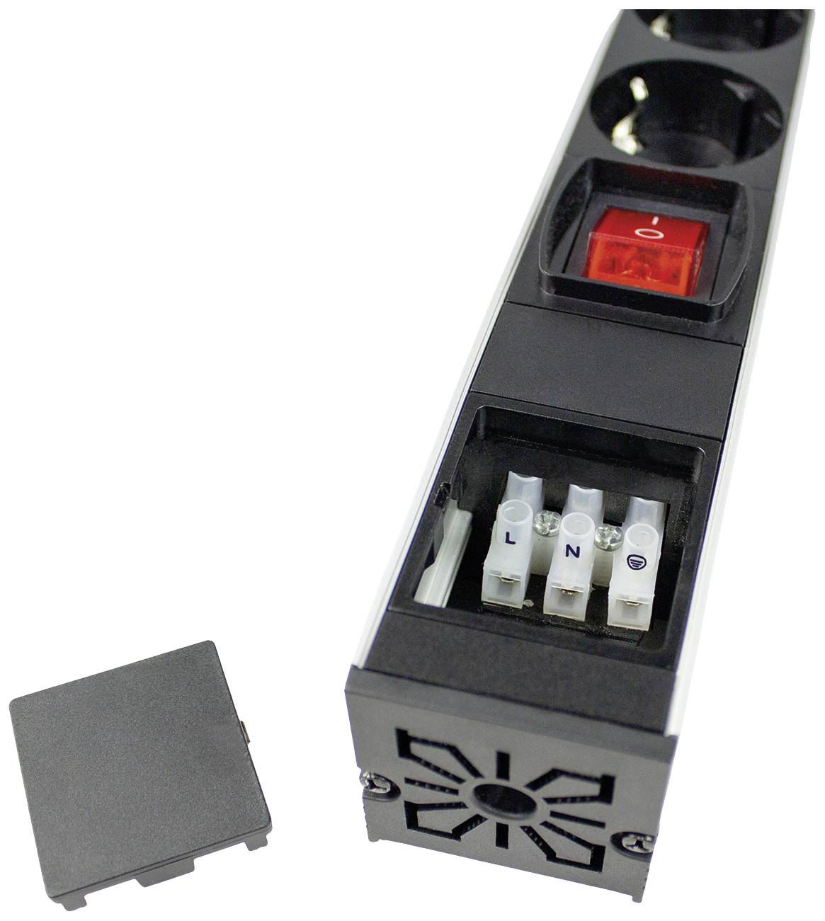 Mehrfachsteckdose mit drei Steckplätzen, einem roten Schalter und offenen Anschlussklemmen L, N und Erdung sichtbar. Rückseite geöffnet.