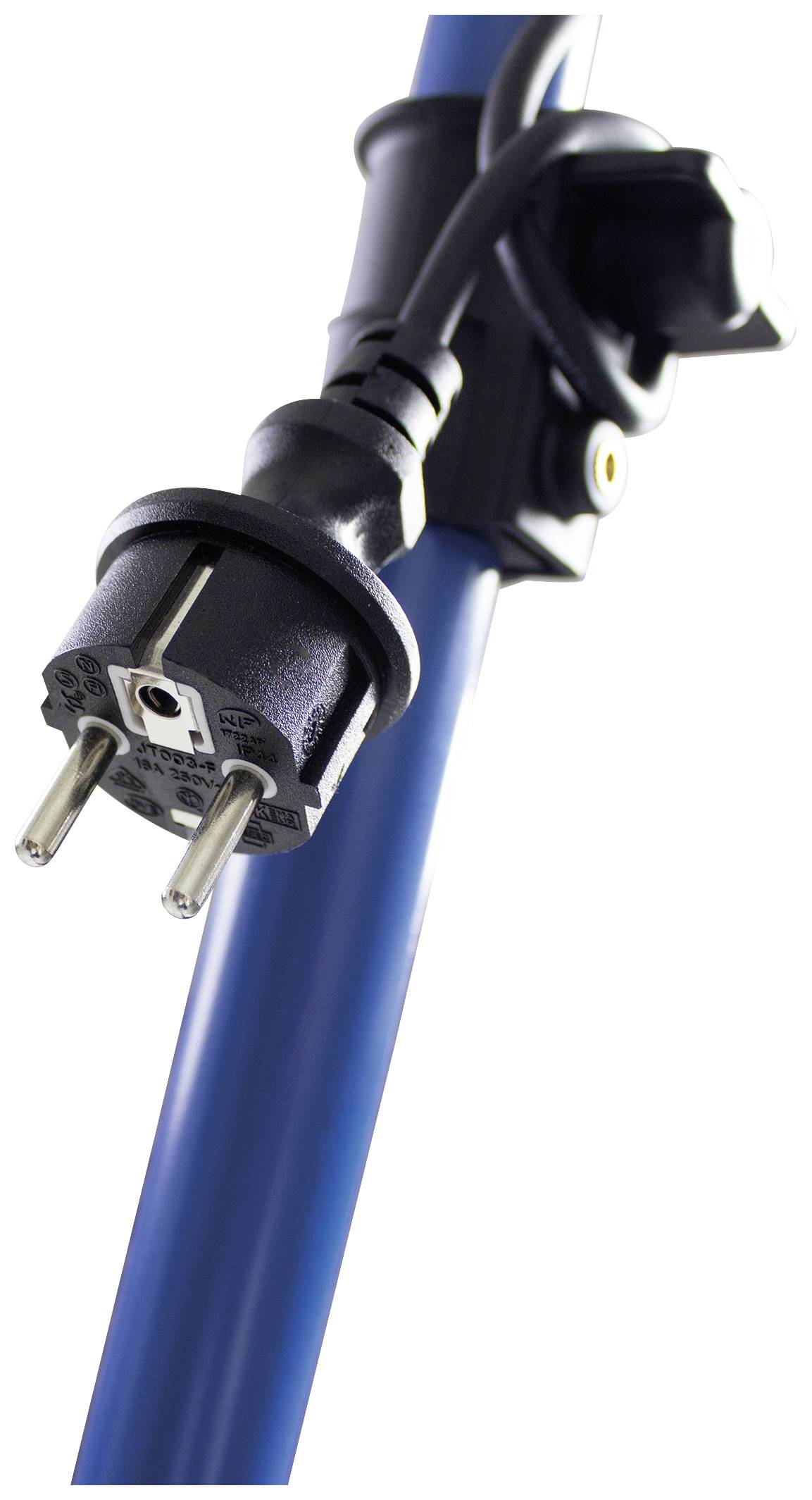 Nahaufnahme eines schwarzen Steckers an einem blauen Kabel, vor weißem Hintergrund. Der Stecker ist nicht angeschlossen.