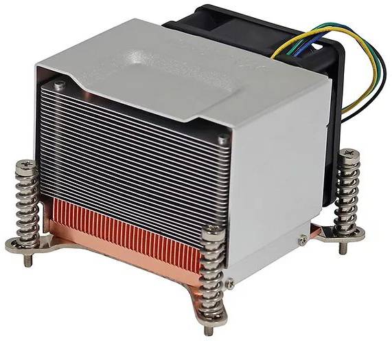 Ein Computer-Kühlkörper mit Lüfter, Kupfer- und Aluminiumlamellen, vier Federschrauben zur Befestigung und mehreren Kabeln für die Stromversorgung.