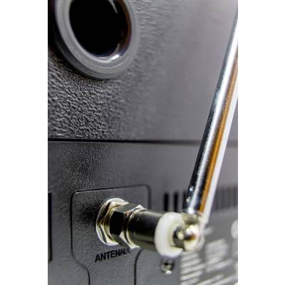 Nahaufnahme eines Funkgeräts mit angeschlossener Antenne, der Fokus liegt auf der Antennenbuchse und der Metallverbindung.