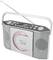 Ein silbernes tragbares Radio mit ausziehbarer Antenne und CD-Player. Bedienknöpfe und Lautsprecher sind vorne sichtbar.