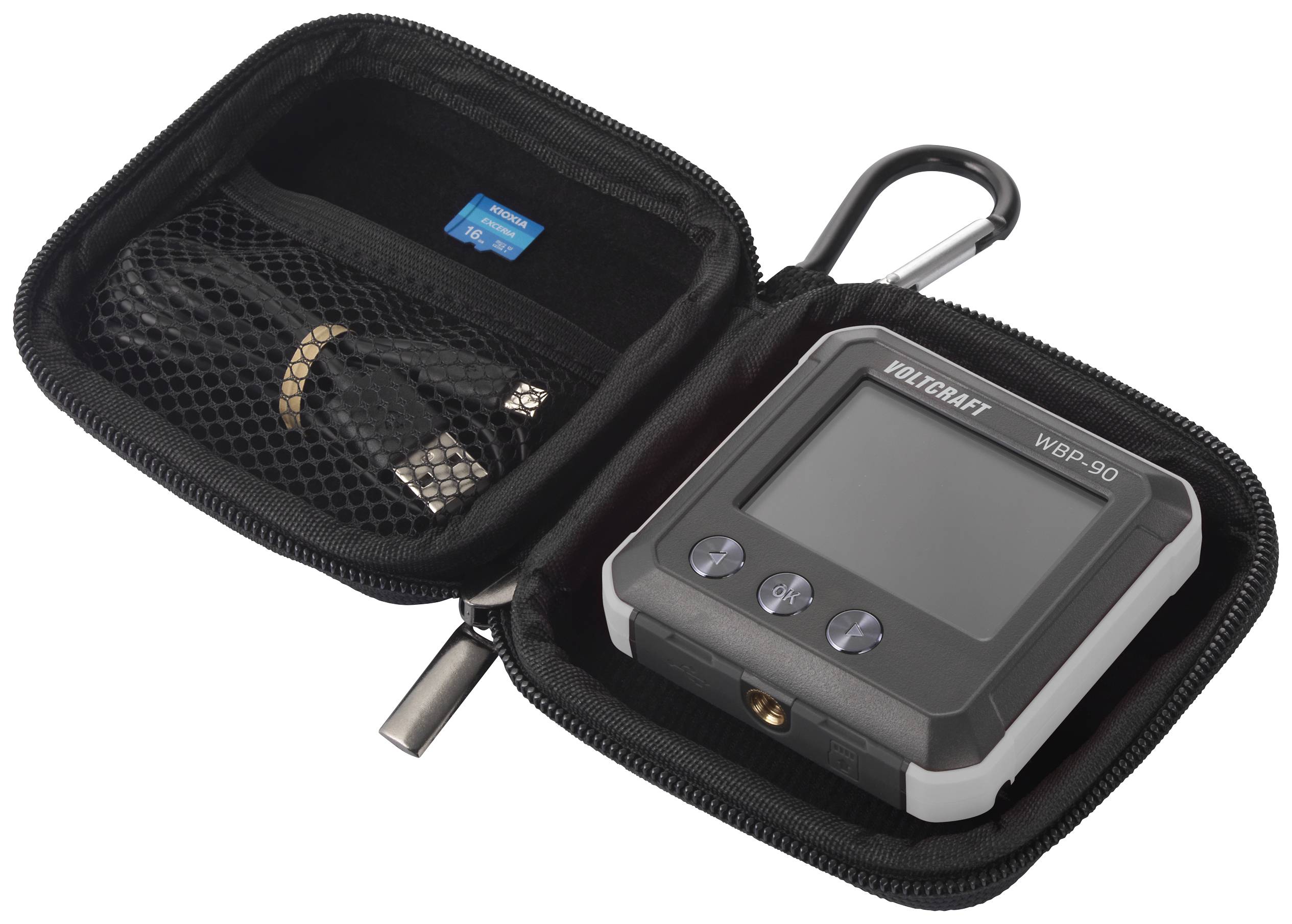 Ein kleines, rechteckiges elektronisches Gerät in einem offenen Etui. Daneben befinden sich ein USB-Kabel und ein Karabinerhaken.