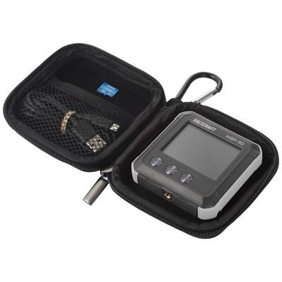 Ein kleines, rechteckiges elektronisches Gerät in einem offenen Etui. Daneben befinden sich ein USB-Kabel und ein Karabinerhaken.