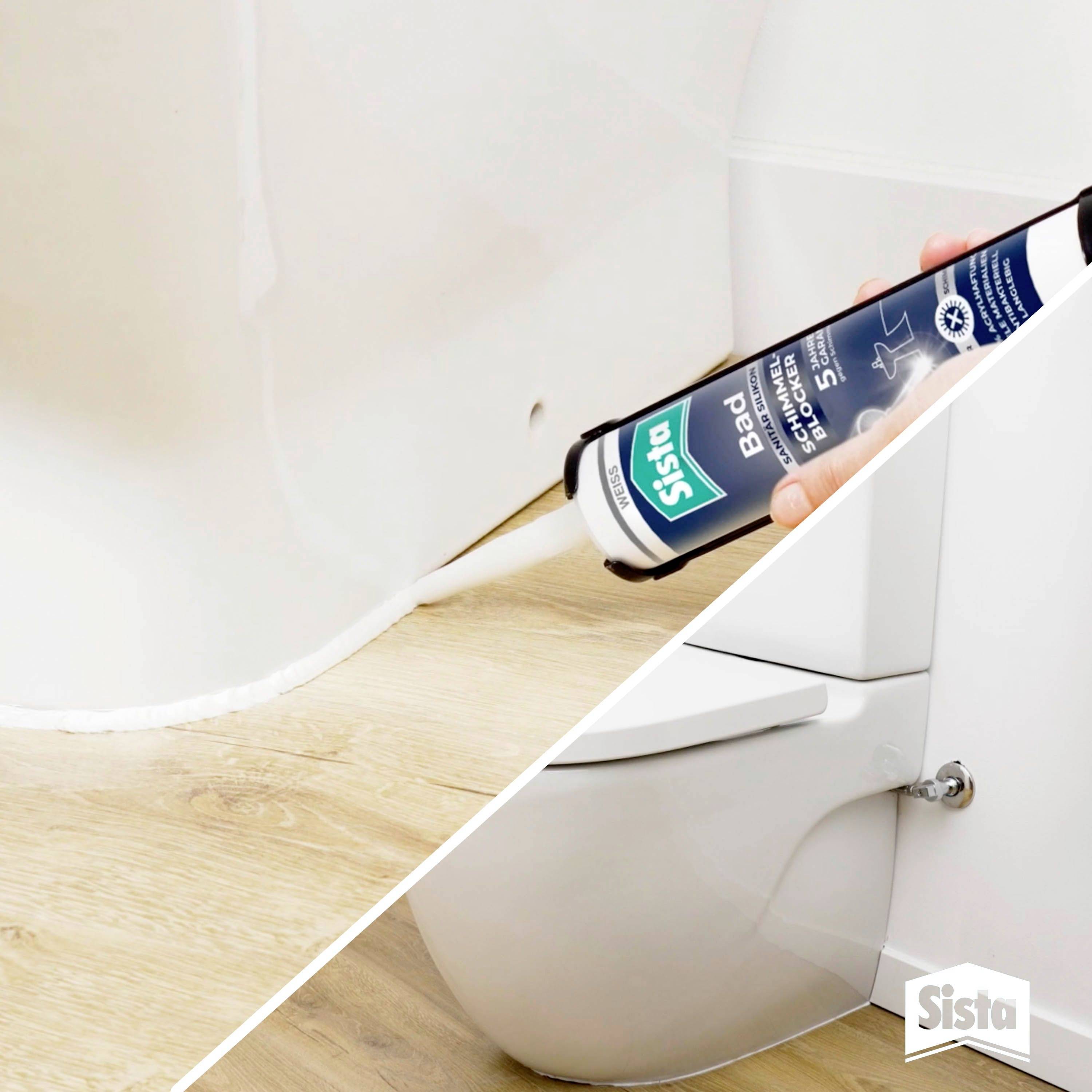 Eine Person verwendet eine Silikonkartusche, um Fugen um eine Badewanne abzudichten. Auf dem Bild ist auch eine Toilette zu sehen.