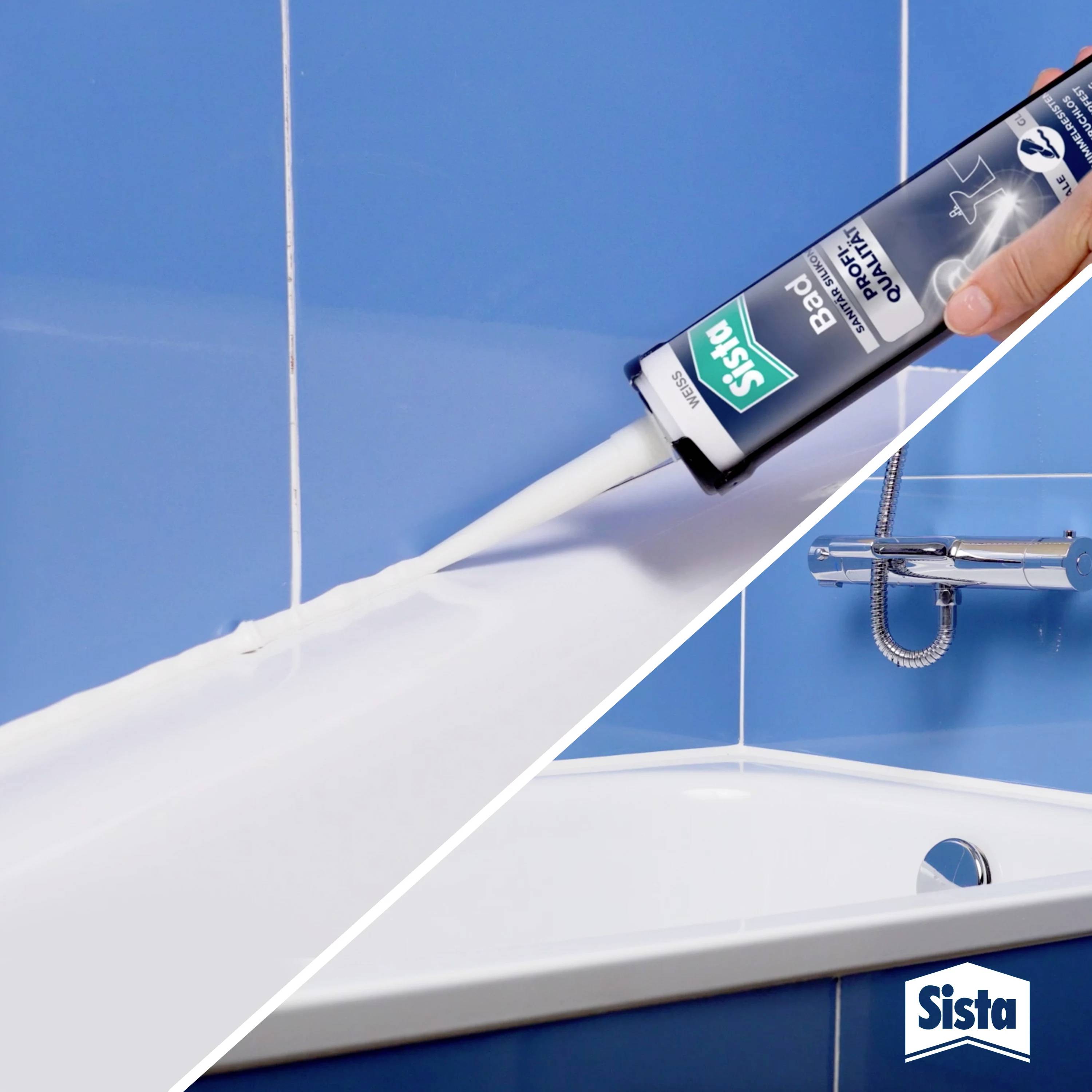 'Sista Bad' Abdichtmittel wird auf Fugen in einem blauen Badezimmer aufgetragen. Tube und Anwendung in Nahaufnahme.